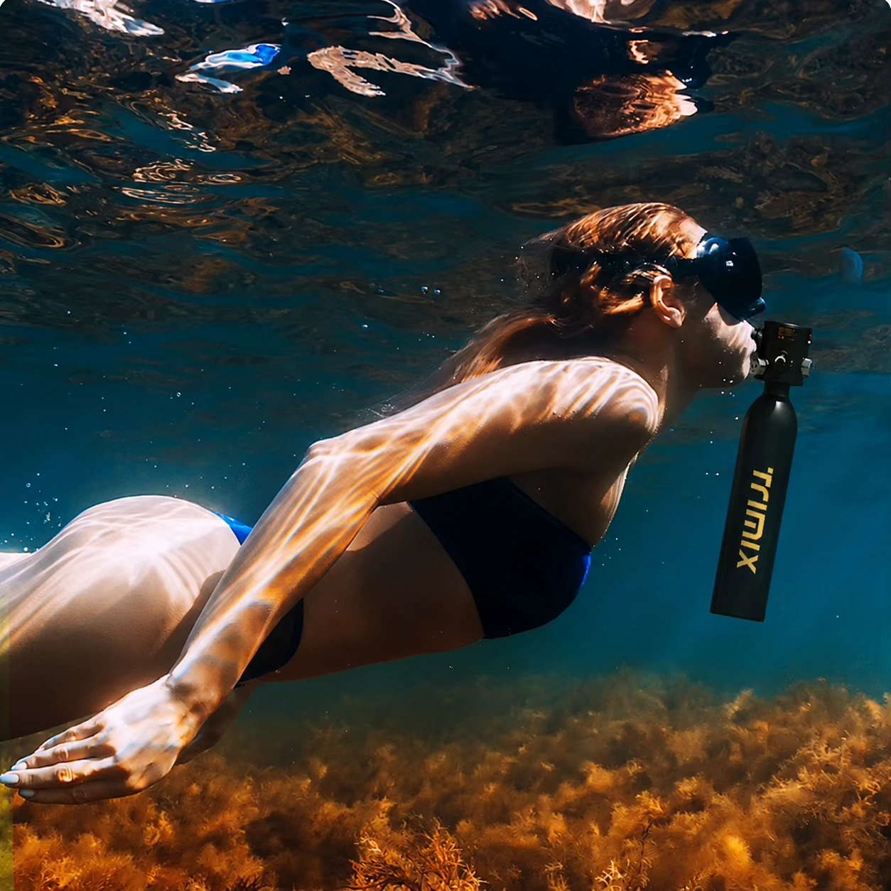 Underwater illustration of the Black TRIMIX T-500 and mouthpiece regulator