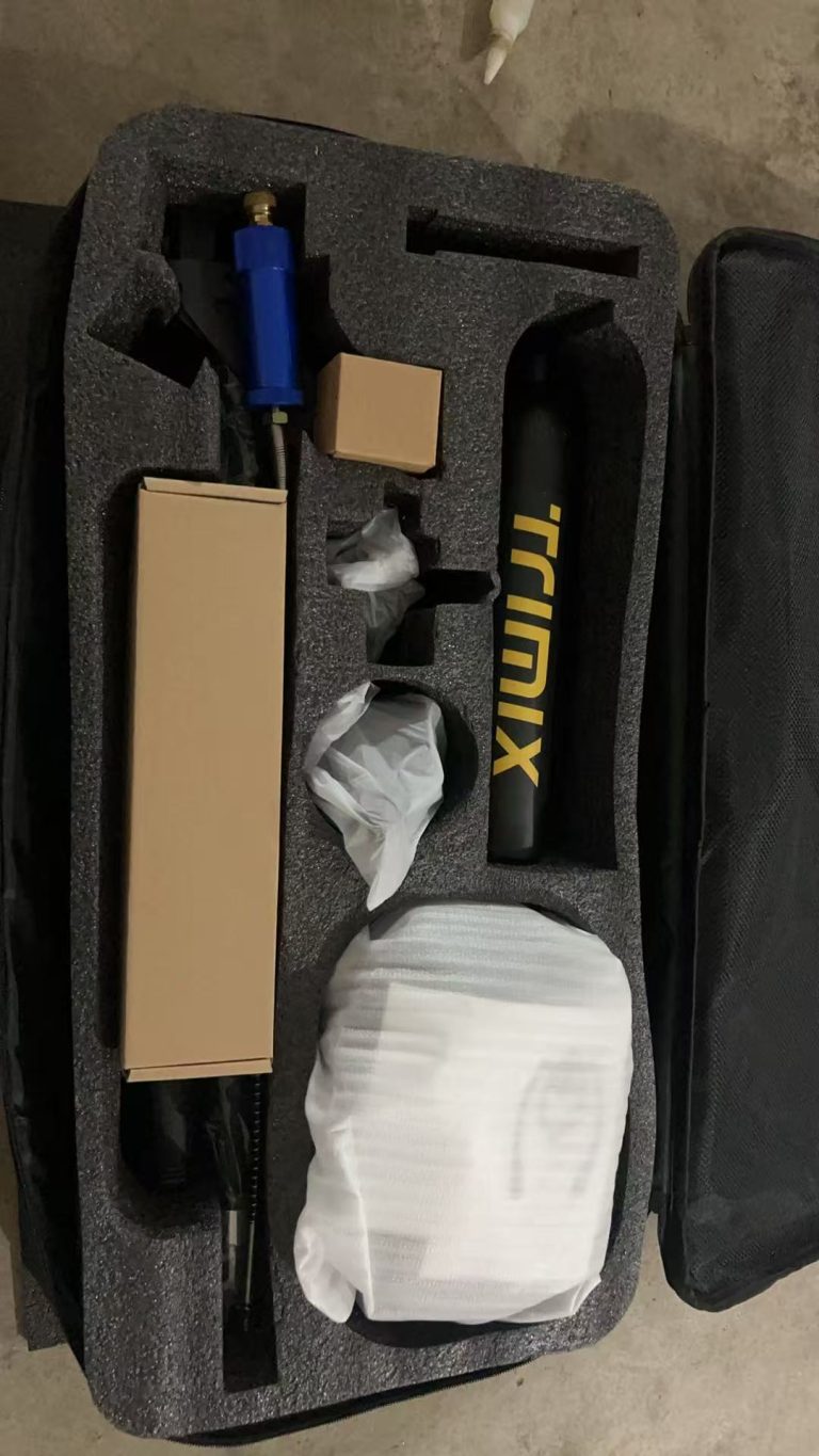 Open case with a TRIMIX cylinder, pump and wrapped mask