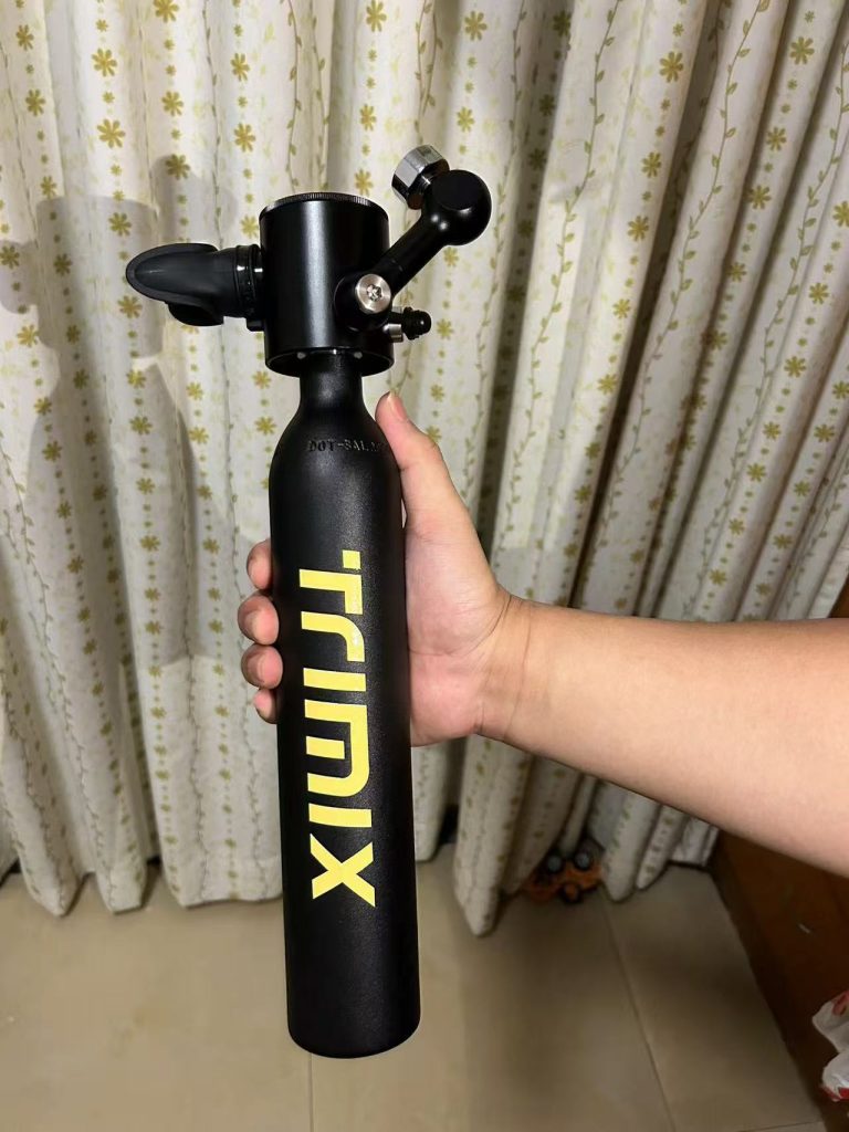 Customer holding a black 1L TRIMIX cylinder