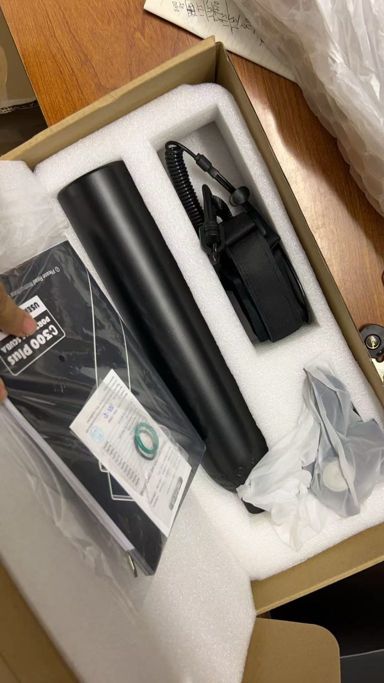 Cylinder and accessories in a foam-lined box