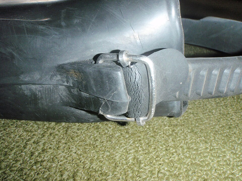 Close view of a simple rubber fin strap attachment on an open-heel fin