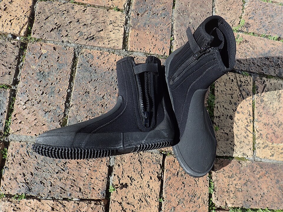 Zipped hard-soled neoprene boots